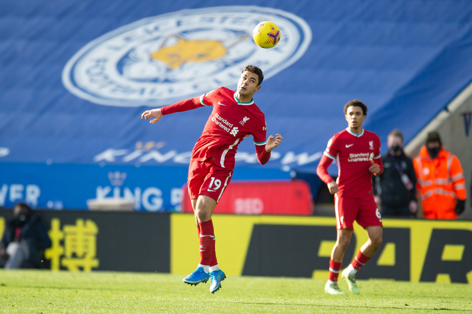 Kilka lat temu zespół z Leicester zaskoczył świat piłkarski i wygrał rozgrywki Premier League 15/16. Teraz “Lisy” nie znajdują się nawet w gronie faworytów do mistrzostwa, do którego należą ich rywale z Liverpoolu. Gdzie będzie można obejrzeć starcie tych zespołów? Liverpool – Leicester. Gdzie oglądać? Transmisja meczów Premier League przez lata była nierozerwalnie związana ze stacją Canal Plus Sport. Z tego względu mało kto zakładał, że ta tradycja może się zatracić. Jednak nigdy nie należy mówić nigdy, czego dowodem będzie właśnie sezon 2022/2023. Od tego sezonu transmisja online meczów Premier League będzie bowiem realizowana przez platformę ViaPlay. Na co więc muszą się przygotować kibice? Na pewno warto wiedzieć o tym, że livestream zostanie udostępniony zarówno poprzez stronę internetową, jak i przez system Smart TV. Dzięki temu abonenci ViaPlay będą mogli wybrać preferowaną formę transmisji. Oprócz tego pozostaje liczyć na to, że nowy nadawca utrzyma wysoki poziom prowadzonych relacji. Liverpool – Leicester. Transmisja online i TV Związek pomiędzy stacją Canal Plus Sport i Premier League był jednak zbyt trwały, aby się tak po prostu skończył. Dlatego przedstawiciele stacji zadbali o uzyskanie sublicencji dotyczącej meczów ligi angielskiej. Z jakiego powodu było to takie ważne? Otóż sublicencja pozwala na pokazywanie niektórych meczów Premier League. Jest więc to pewne pocieszenie dla abonentów Canal Plus Sport. Z drugiej strony trzeba przyznać, iż stacja mocno traci na nowej umowie. Sublicencja jest bowiem objęta ograniczeniami w zakresie liczby transmitowanych spotkań. Co jasne, zarząd Canal Plus Sport na pewno zrobi wszystko, aby pokazać kibicom te najciekawsze mecze. Jednak nie ma pewności, czy będą to starcia pokroju np. Liverpool – Leicester. Jeżeli w danej kolejce będzie inny ciekawy mecz, zarząd Canal Plus Sport może transmitować zupełnie inne spotkanie. Toteż tylko ViaPlay daje kibicom możliwość pełnego decydowania o oglądanych meczach. A co z darmowymi alternatywami? Raczej nie będzie można na nie liczyć. Dość powiedzieć, że nawet legalnym bukmacherom nie udało się uzyskać zgody na transmitowanie meczów Premier League. Tym samym fani ligi angielskiej muszą zdecydować, jak bardzo zależy im na dostępie do transmisji. Jeżeli tak, oferta ViaPlay wydaje się najlepszym rozwiązaniem. Kiedy mecz Liverpool – Leicester? Na pewno wszyscy fani ligi angielskiej ciągle mają w swoich sercach pamięć o niezwykłym dokonaniu Leicester. W sezonie 2015/2016 zespół ten zaszokował cały piłkarski świat za sprawą wygrania rozgrywek Premier League. Eksperci z całego świata określili to wydarzenie mianem jednej z największych sensacji w historii futbolu. Na pewno tamten triumf zwiększył znaczenie Leicester jako klubu. Jednak trzeba przyznać, że w kolejnych latach zawodnicy „Lisów” nawet nie zbliżyli się do swojego spektakularnego wyniku. Teraz faworytami ligi są między innymi piłkarze Liverpoolu. Jeśli chodzi o spotkania ligowe pomiędzy tymi zespołami, pierwszy mecz odbędzie się na Anfield 31 grudnia 2022 roku. Kibice mogą więc liczyć na godne pożegnanie starego roku! Natomiast mecz rewanżowy ma zostać rozegrany dopiero 13 maja 2023 roku.